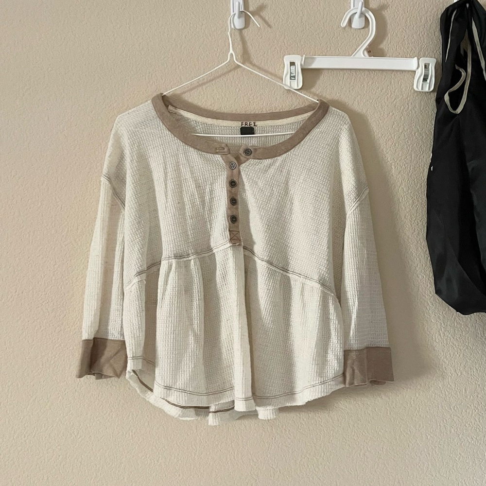 EUC We The Free by Free People 3/4 sleeve henley babydoll top in oatmeal-beige
